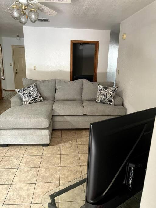 Townhouse, Two Car Garage, Fireplace Back Yard ラスクルーセス エクステリア 写真