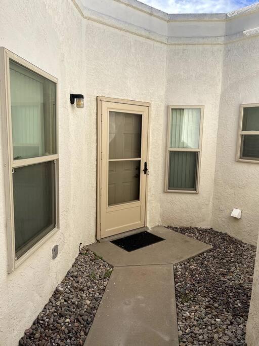 Townhouse, Two Car Garage, Fireplace Back Yard ラスクルーセス エクステリア 写真