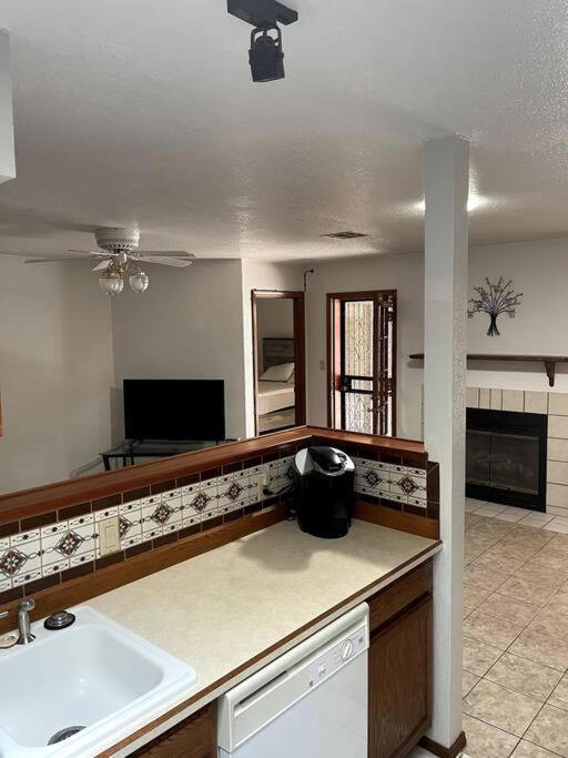 Townhouse, Two Car Garage, Fireplace Back Yard ラスクルーセス エクステリア 写真