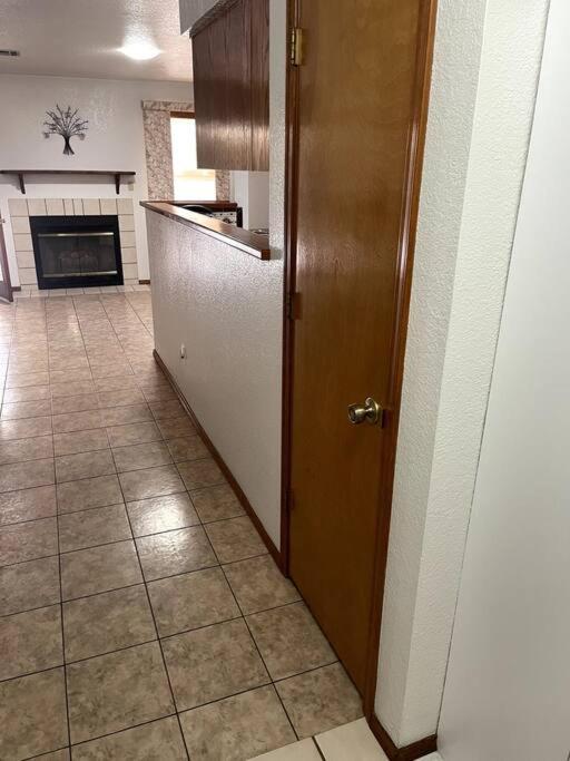 Townhouse, Two Car Garage, Fireplace Back Yard ラスクルーセス エクステリア 写真