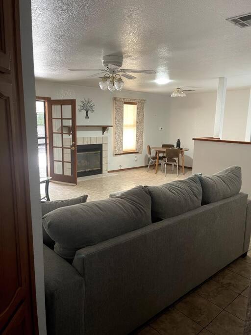 Townhouse, Two Car Garage, Fireplace Back Yard ラスクルーセス エクステリア 写真
