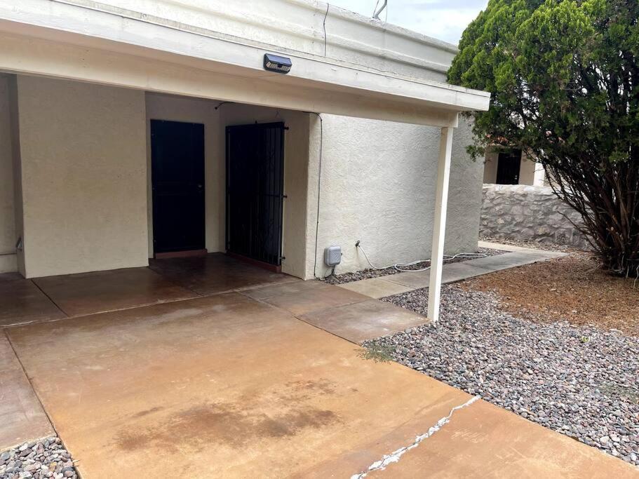 Townhouse, Two Car Garage, Fireplace Back Yard ラスクルーセス エクステリア 写真