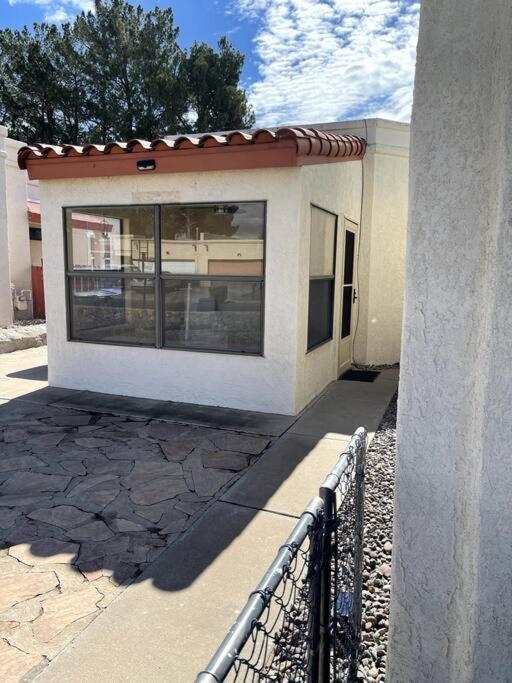 Townhouse, Two Car Garage, Fireplace Back Yard ラスクルーセス エクステリア 写真