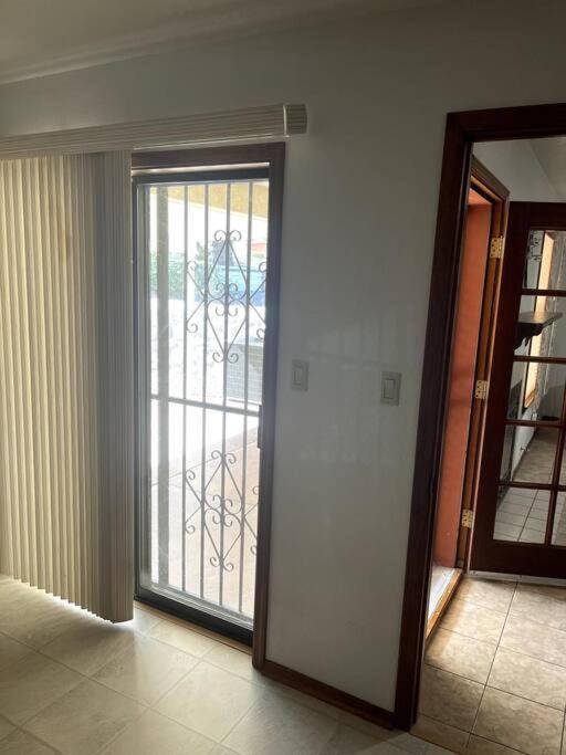 Townhouse, Two Car Garage, Fireplace Back Yard ラスクルーセス エクステリア 写真