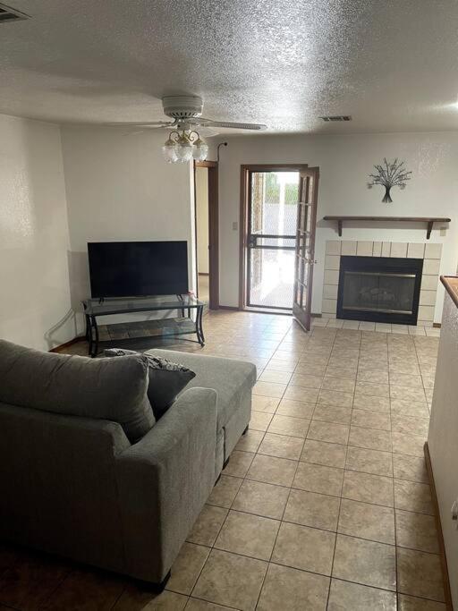 Townhouse, Two Car Garage, Fireplace Back Yard ラスクルーセス エクステリア 写真
