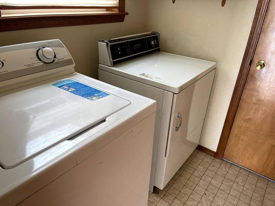 Townhouse, Two Car Garage, Fireplace Back Yard ラスクルーセス エクステリア 写真