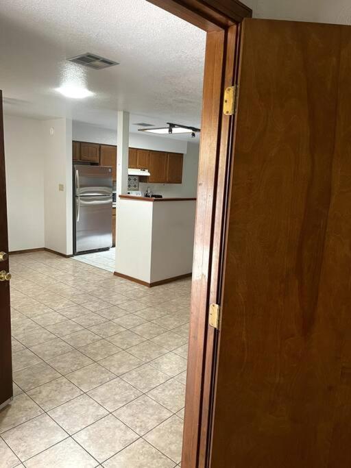 Townhouse, Two Car Garage, Fireplace Back Yard ラスクルーセス エクステリア 写真