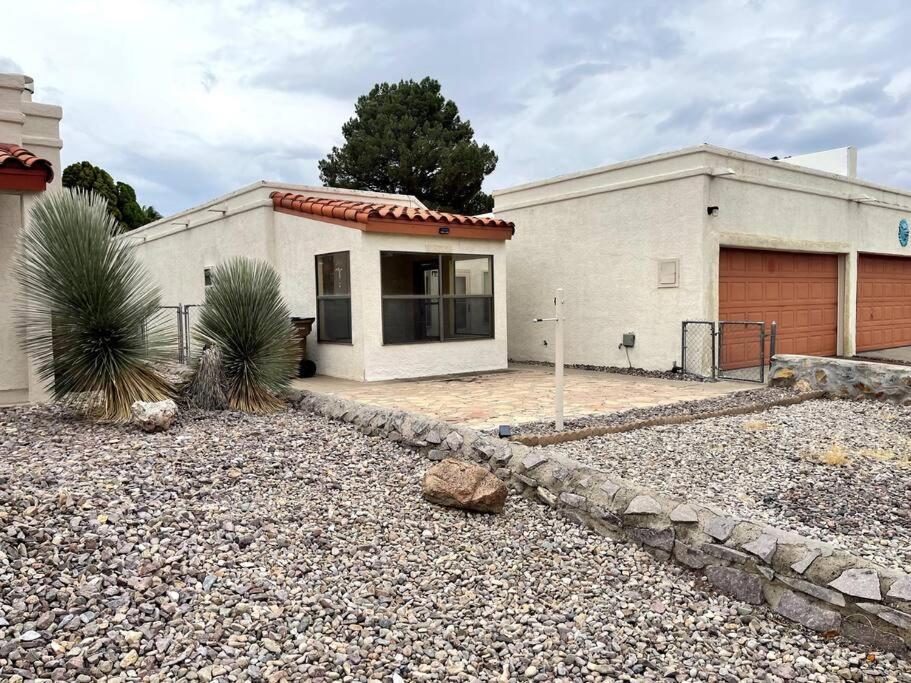 Townhouse, Two Car Garage, Fireplace Back Yard ラスクルーセス エクステリア 写真