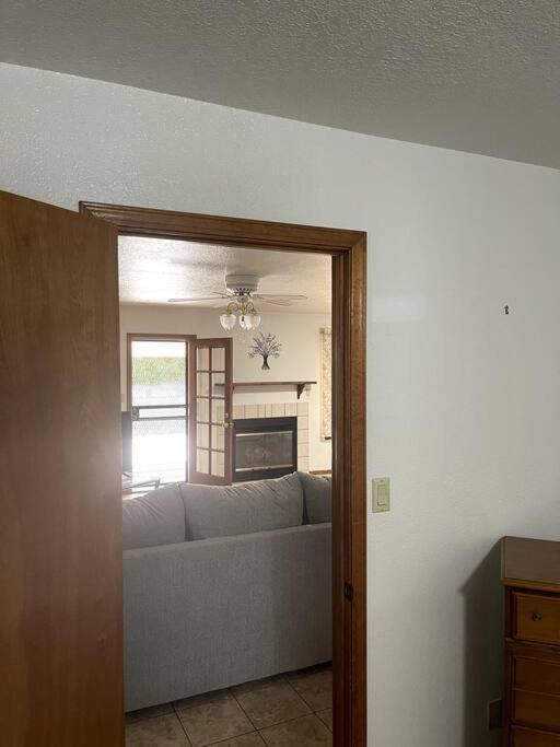 Townhouse, Two Car Garage, Fireplace Back Yard ラスクルーセス エクステリア 写真