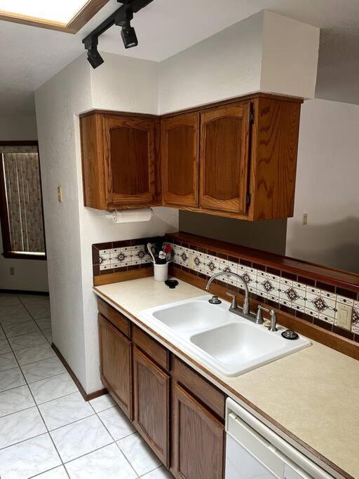 Townhouse, Two Car Garage, Fireplace Back Yard ラスクルーセス エクステリア 写真