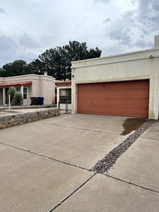 Townhouse, Two Car Garage, Fireplace Back Yard ラスクルーセス エクステリア 写真